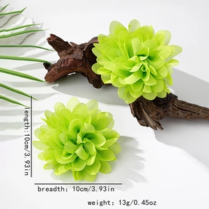 Detailansicht der 10 cm grünen Stoffblumenohrringe mit Größen- und Gewichtsangaben