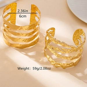 Bracciale a fascia larga dorato martellato con design irregolare multistrato traforato