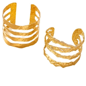 Bracciali rigidi dorati dal design minimalista irregolare con finitura martellata