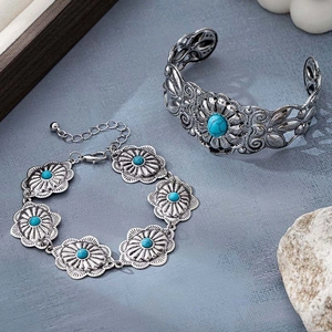 Dettaglio del set bracciale rigido argento vintage e catena con turchese e sole