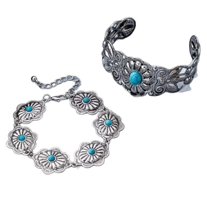 Set bracciale e polsino vintage argentato con pietre turchesi e incisioni floreali