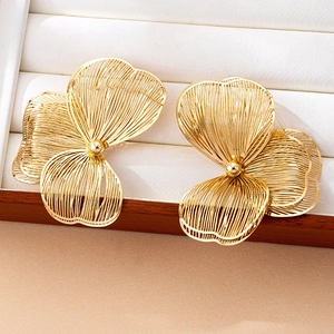 Elegante goldene Blumenohrringe mit feiner Drahtgeflecht-Optik für einen luxuriösen Look