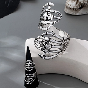 Parure bijoux gothique punk avec bracelet et bague motif main de squelette et tête de mort