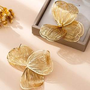 Elegante goldene Blumenstecker im hohlen Drahtgeflecht-Design für Damen Mode