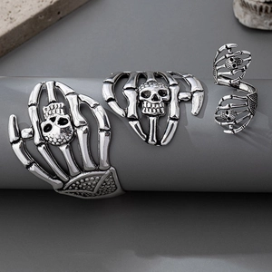 Parure gothique avec tête de mort et main de squelette en argent vieilli sur pierre