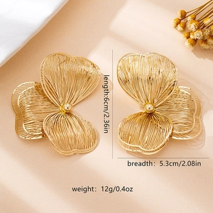 Minimalistische goldene Blumenohrringe mit gewebtem Blütenblatt-Design und Metallperle