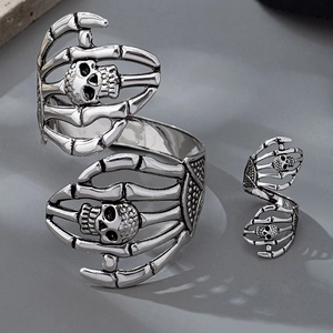 Parure bijoux punk gothique avec têtes de mort et bracelet main squelette en argent vieilli