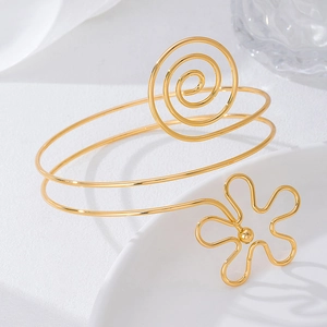 Elegante bracciale da braccio dorato con cerchio a spirale e motivo a fiori