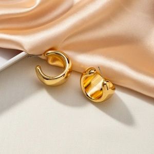 Boucles d'oreilles créoles épaisses plaquées or en forme de C avec finition miroir
