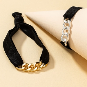 Élastiques à cheveux et bracelets noirs avec détails de chaînes dorées et argentées