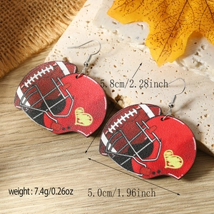 Detailansicht der Rugby-Helm-Ohrringe aus Holz mit Maßen von 5,8 cm x 5,0 cm