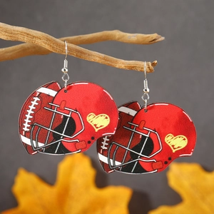 Kreative rote Rugby-Helm Ohrringe aus Holz mit Herzmuster für sportliche Damenmode