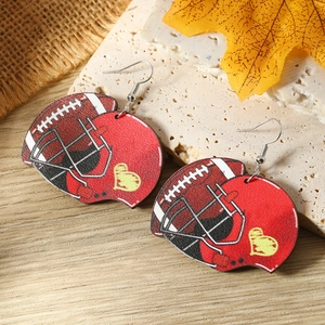 Kreative Football-Helm-Ohrringe aus Holz mit rotem Design und Herz auf rustikalem Hintergrund