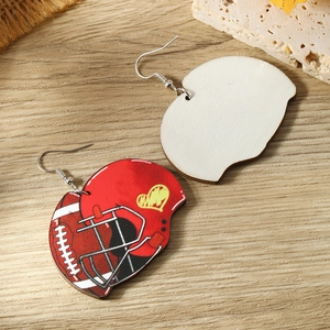 Makro-Detail von Holz-Ohrringen im Football-Helm-Design mit lebhaftem Farbdruck und Textur