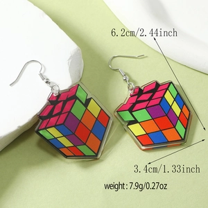 Dettagli delle dimensioni degli orecchini a cubo di Rubik in acrilico con peso