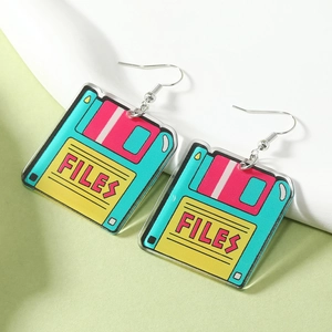 Dettaglio di orecchini creativi in acrilico a forma di floppy disk 3,5 pollici Y2K