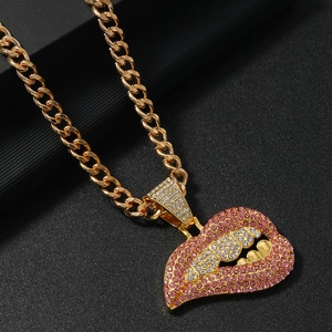 Hip hop gouden Cubaanse ketting met een opvallende hanger met diamanten lippen en tanden