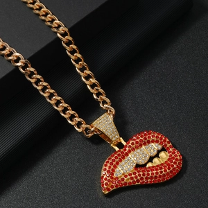 Detailopname van een hiphop lip- en tandhanger met kristallen aan een dikke gouden ketting