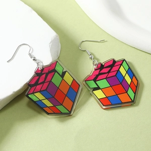Dettaglio degli orecchini creativi a cubo di Rubik in acrilico con motivi geometrici