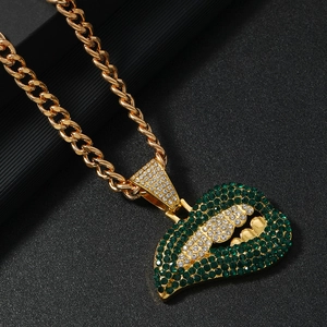 Hip hop Cubaanse ketting met een groene lippen hanger bezet met kristallen en diamanten