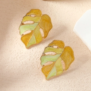 Boucles d'oreilles feuille d'érable en émail jaune vert et bordure en métal doré