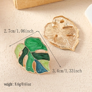 Boucles d'oreilles feuille d'érable en or avec émail vert et détails de taille