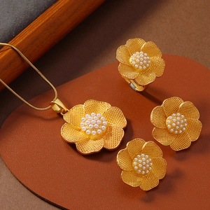 Vintage-Schmuckset in Gold mit Kamelien-Design, Perlen, Halskette, Ring und Ohrringen