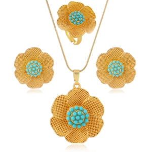 Parure de bijoux fleurs dorées avec pétales en maille tissée et perles turquoise sur collier