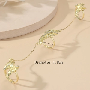 Detail van verstelbare gouden veerringketting met strassteentjes en 1,8 cm diameter
