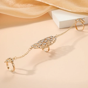 Elegante gouden vlinderkettingring met strass-steentjes op een zijden display