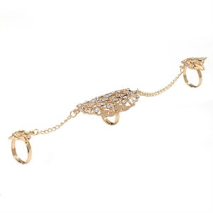 Detail van een gouden ring met meerdere schakels en glanzende zirkonia accenten