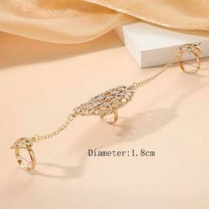 Gouden vinger-kettingring met holle bloemenpatronen en strasstenen in boho-stijl