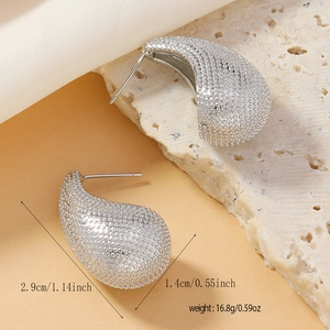 Pendientes geométricos plateados en forma de gota con textura de microesferas finas