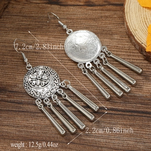 Detailansicht der Vintage Silber-Ohrringe mit Blumenrelief und Metallquasten