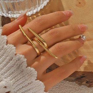 Nahaufnahme eines minimalistischen goldenen Rings mit unregelmäßigen Linien