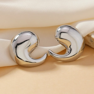 Pendientes de delfín en plata brillante con un diseño minimalista y elegante acabado