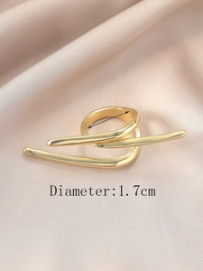 Nahaufnahme des goldenen Ringes mit 1,7 cm Durchmesser auf beigem Seidenstoff