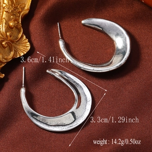 Detalle de pendientes de aro en C de plata vintage con medidas de 3,6 cm por 3,3 cm