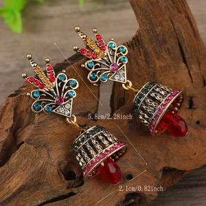 Vista detallada de las dimensiones de pendientes Jhumka vintage con cristales coloridos