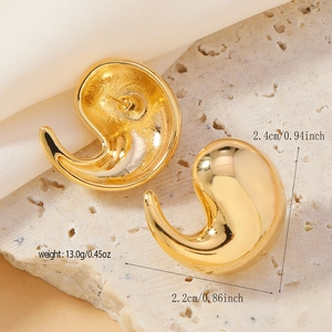 Pendientes de botón dorados pulidos con diseño de delfín minimalista sobre base de piedra