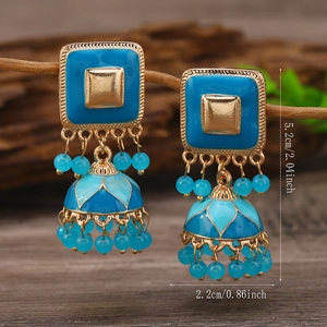 Pendientes Jhumka azules con medidas de 5,2 cm de alto y 2,2 cm de ancho en detalle