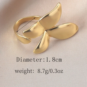 Detailansicht goldener Blattschleifenring mit 1,8 cm Durchmesser und 8,7 g Gewicht
