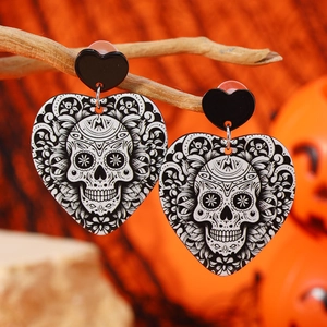 Orecchini a cuore in acrilico per Halloween con teschio dipinto su un ramo