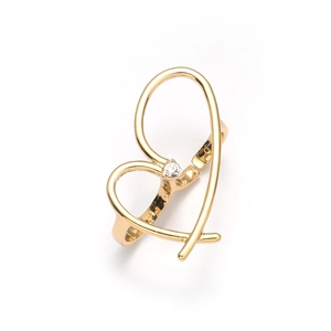 Detailaufnahme eines goldenen unregelmäßigen Herzrings mit kleinem eingelegtem Zirkon