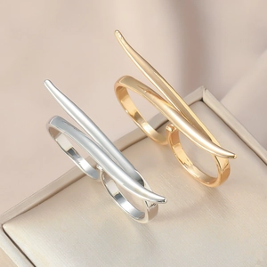 Detailansicht von minimalistischen Gold- und Silberringen auf einer Schmuckschatulle