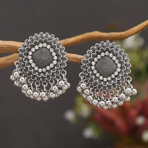 Primer plano macro de pendientes étnicos Jhumka de plata con diamantes en rama