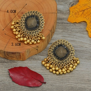 Vista macro detallada de pendientes vintage con marcas de tamaño 4,0 cm por 3,6 cm