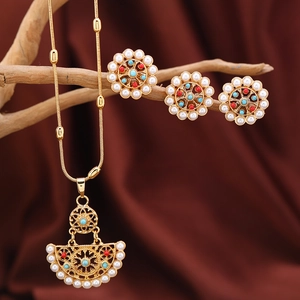 Detailansicht eines Vintage-Blumenschmuck-Sets aus Legierung mit Perlen und Türkis