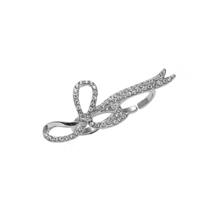 Detailansicht eines funkelnden Schleifenrings mit Strass und verstellbarer Ringschiene
