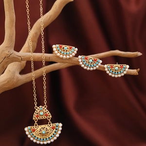 Detailansicht eines böhmischen Vintage-Schmucksets mit Türkisperlen auf Holz